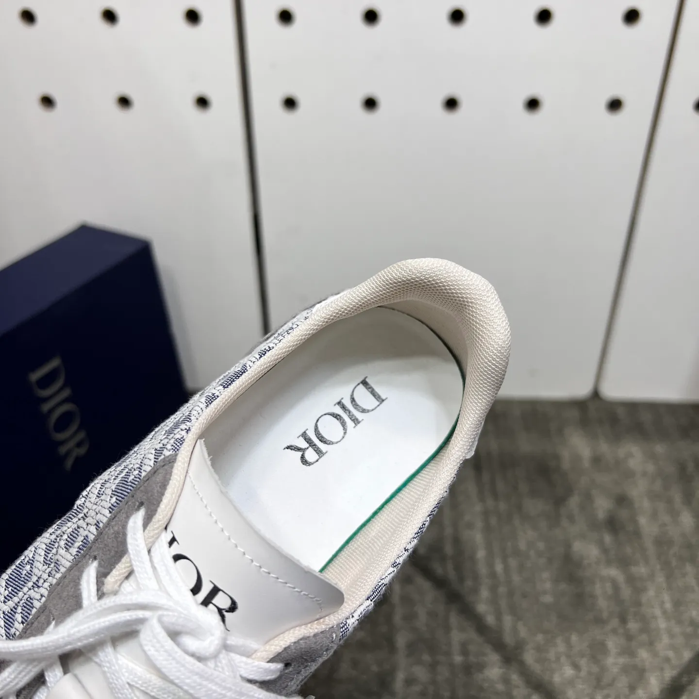 Factory price: 420💰【DIAo•Dior】Original quality.~ Unique modern style sneakers. 🏃A must-have casual shoe for trendy men😍😍 Original brand imported from Italy, imported original leather, sheep lining (refuses to discolor and grind feet) Sole: Original sole provided by the original factory, French lazy style design ⚠️Fit to the feet, original quality, super comfortable original sole. It’s like shooting the real thing 🎬The real thing is better, high-quality sneakers, size: 38-44, custom-made 45
